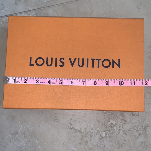 Louis Vuitton box with a gift envelope - Picture 3 of 8